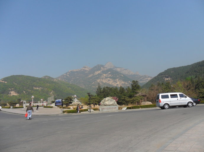 从天外村广场遥望泰山