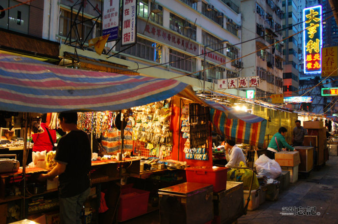   庙街位置:九龙油麻地庙街;  交通:港铁佐敦站a心,左转过三个街