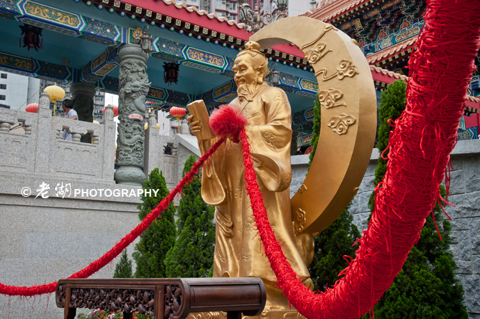 这些都是年轻男女将小小的红丝线系在月老的红线上,为了求得美满的
