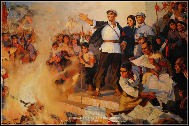油画《土地改革》,"得民心者的天下",正是土改让广大劳苦大众围在了