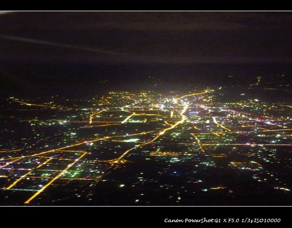 在飞机上拍的乌鲁木齐夜景