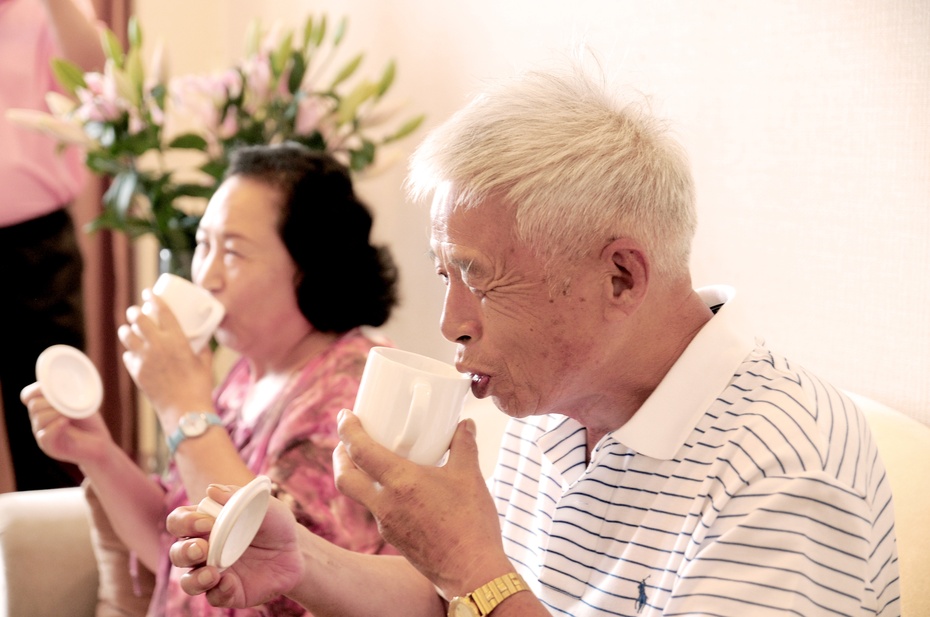 给新郎爷爷奶奶敬茶