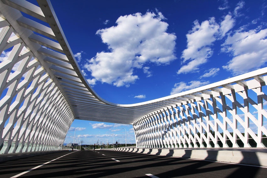 蓝天下北京昌平未来科技城网络大桥