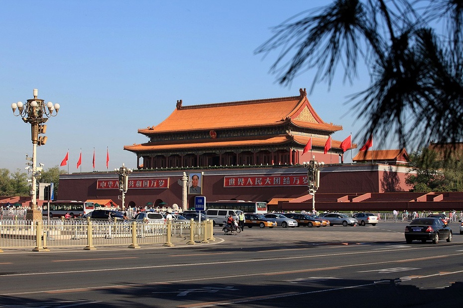 说到天安门广场,首先要说到天安门。 公元1398年,朱元璋驾崩。朱元璋的四子、燕王朱棣起兵北平,夺得皇位,决定把首都从南京迁到他的龙兴之地北京。1417年着手兴建皇宫,皇城的中门称承天门(今天安门),初始,仅是一座黄瓦飞檐的三层楼式的五座木牌坊,牌坊正中高悬承天之门匾额。