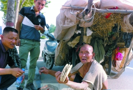 七旬老人为50元走百里卖麦秸 民工含泪买下