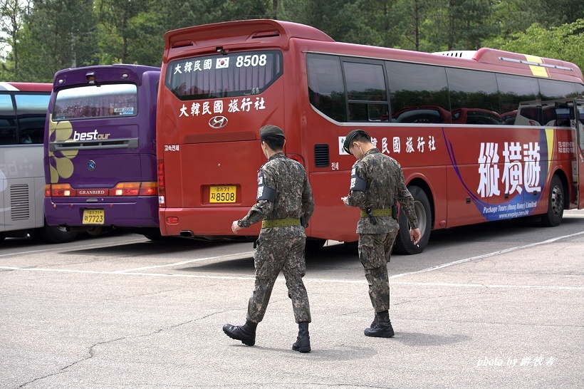 28,执勤的韩国宪兵总是微笑地拒绝人们的合影要求.