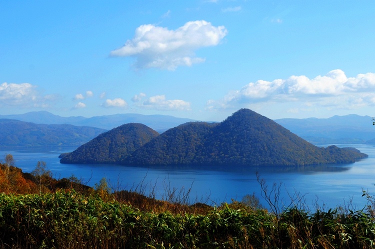 北海道:洞爷湖畔的美丽秋景