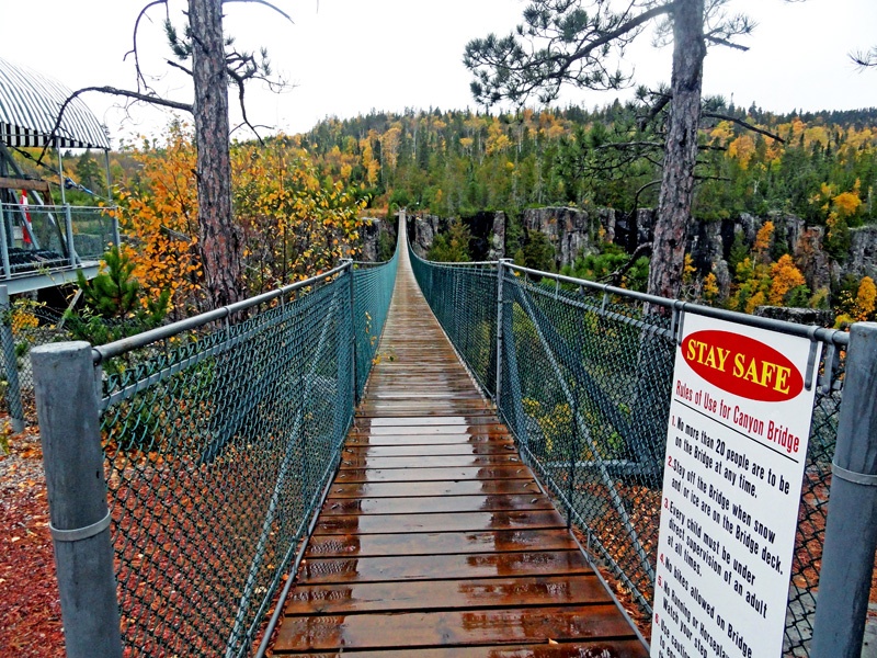 加拿大安大略奥秘(Ouimet Canyon)峡谷公园和鹰谷峡(Eagle Canyon)索道,吊桥 - sihaiyunyou - sihaiyunyou的博客 加拿大安大略奥秘(Ouimet Canyon)峡谷公园和鹰谷峡(Eagle Canyon)索道,吊桥 - sihaiyunyou - sihaiyunyou的博客