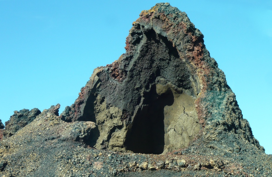 几次到加那利群岛(Islas Canarias)度假,都与兰萨罗特(Lanzarote)擦肩而过,如今终于踏上这座雄浑壮观的火山岛,实现了盼望已久的夙愿。眺望空寂的山谷,拜访纯美的小城,游览幽深的岩洞,又来到蒂曼法亚国家火山公园(Nationalpark Timanfaya)。火山公园位于海岛西南部山区,一九七四年正式宣布成立,占地五十多平方公里,拥有三十二座死火山口,四周大地铺满黑褐色的嶙峋熔岩。公元一七三零年九月,兰萨罗特岛特大规模火山爆发,奔腾的岩浆以不可阻挡之势,吞没了附近的农田村庄涌向大海,喷放