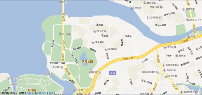 天后宫在街中间的一条小巷中,现在能看到的只是一间八、九平米的房间(巷子顶头),里边供奉着天后。不过旁边的院子里正在大兴土木,也许这是以后的天后宫? 游览过骑楼老街,我们在周边的街道逛了逛,吃过饭,便沿长堤路、滨海大道徒步前往滨海公园和世纪公园。 到了后才发现,滨海公园被彩钢板围栏起来,不再对外开放,而世纪公园是一开放式公园,树木不少,并没有什么景点设施。 走到海边,本以为可以看到像三亚一样的海景,结果更大失所望,浑浊的海水伴发着腥臭,海边的礁石长满了藓苔,这是污染所造成的典型现象。老郑所说的漂亮海景绝