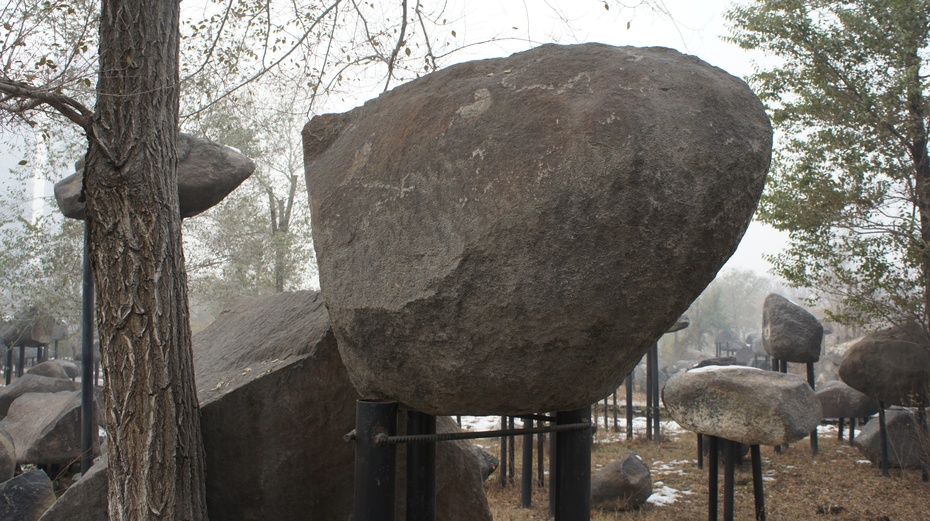 新疆野马古生态园：壮观陨石群 - 余昌国 - 我的博客