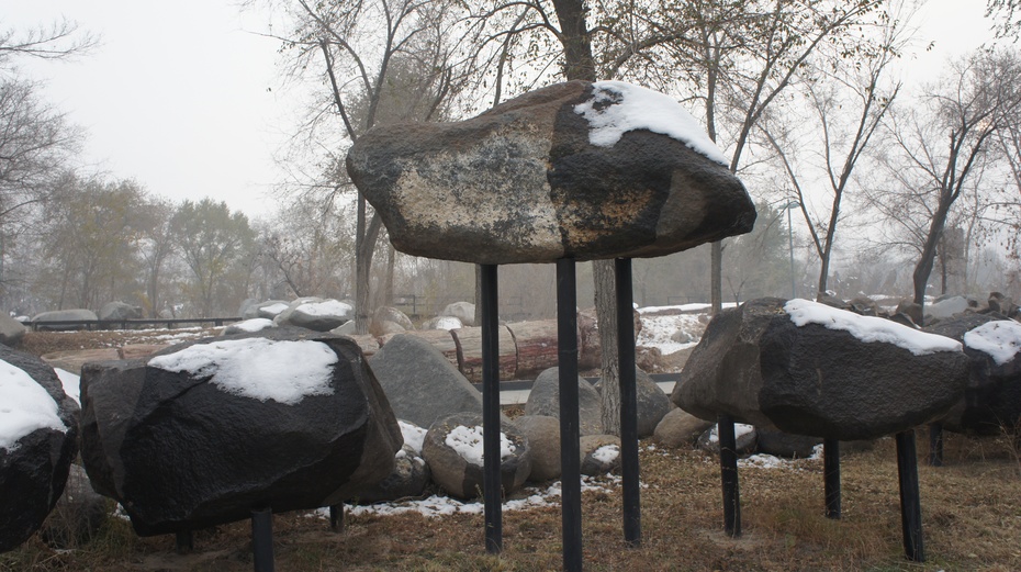 新疆野马古生态园：壮观陨石群 - 余昌国 - 我的博客
