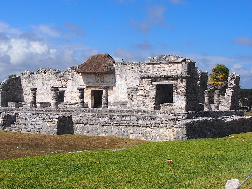 世界上唯一建筑在海岸边的玛雅金字塔(tulum)金字塔