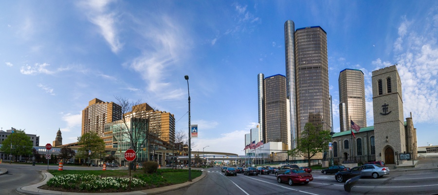 美国最大汽车城底特律市中心,右边大楼是通用总部.