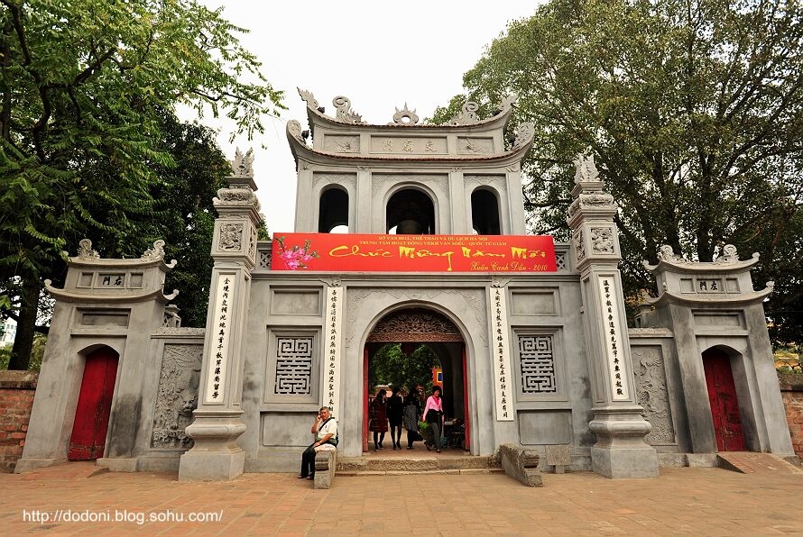 文庙(van mieu pagoda)是李圣宗(ly thanh tong)皇帝建于1070年,用于