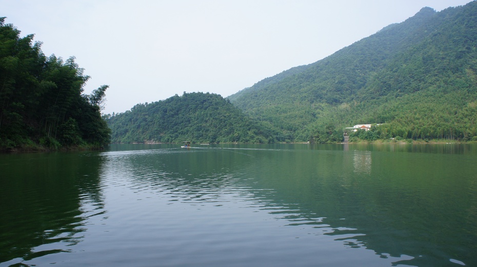 青狮潭水库位于桂林市灵川县青狮潭乡,因一座酷似狮子的青山而得