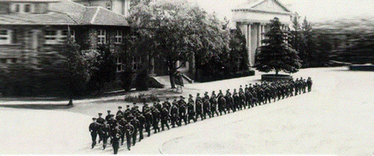 南京军事学院―――军官学员们在出早操 .