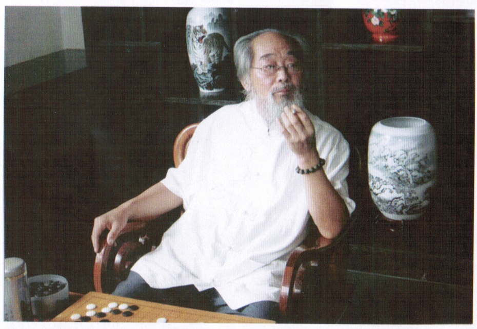 温风东国画艺术简介 温风东,又名商隐,字涛迅、化一,号北山耕夫,1944年10月生于阳信县温店镇栗家村。1965年5月参军入伍,1969年7月转业回地方,先后在阳信县文化馆、阳信县委党校、阳信县联社第二油棉厂、温店供销社任职。2001年9月退休。 他青年时期就喜爱美术,在文化馆工作期间就与郑艾之、李志櫂先生从事美术辅导及创作,并有机会结识了阳信籍著名画家陈维信,与当时滨州地区艺术馆国画名家乍启典过从甚密。在以上诸位名家巨匠的言传身教下,其画作达到了笔墨沉稳、熟而不甜、放而不火、挥洒自如、形神兼备的高度。