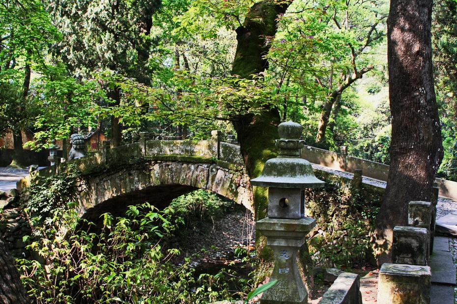 赴任前忽罹头疾,丰干和尚特地从天台山国清寺到长安为他治病