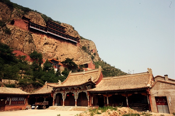 广灵县圣泉寺被誉为"小悬空寺",北岳恒山山脉天王岭悬崖之腰,上载峻岭