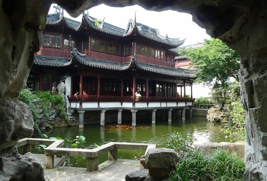 上层叫卷雨楼,取《滕王阁序》中"珠帘暮卷西山雨"的意境 正在仰山堂