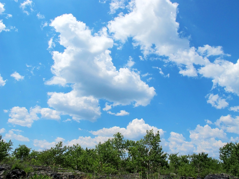 空的蓝天白云.摄于6月23日中午.