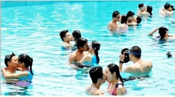 高邮龙卷风_潘粤明董洁未离婚_<em>水上接吻水下解胸罩</em>