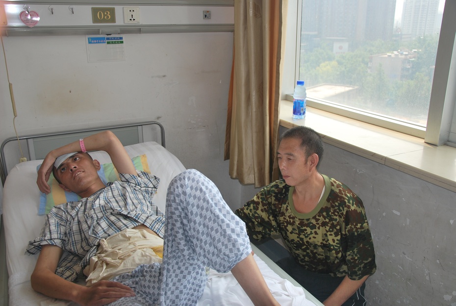 康复旅馆小住一晚,8月7日一早转入西京医院中医科病房继续治疗恢复,在