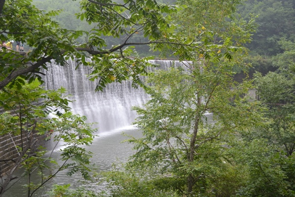 (一八二 辽宁岫岩石湖瀑布风景