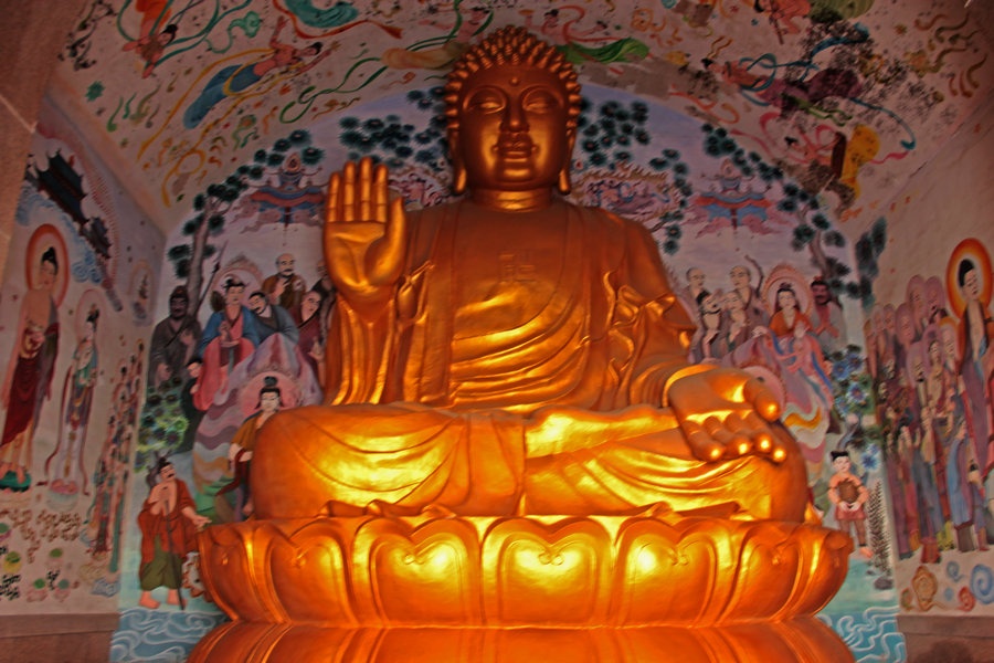 佛祖殿中有很多彩画故事