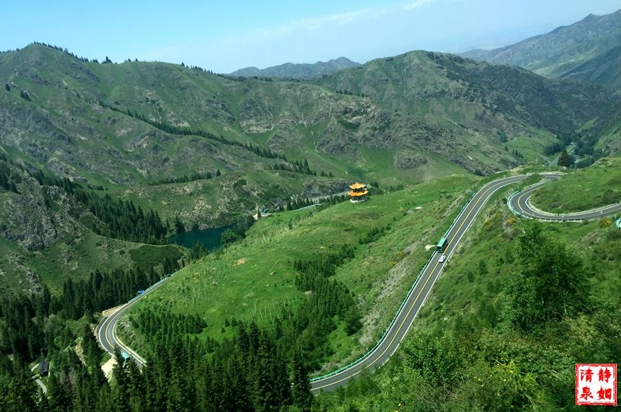 车子不断向上行进中,回望盘山路蜿蜒曲折,在山中留下了一道道弧线