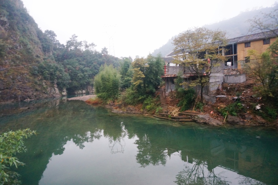 桐庐芦茨村在富春江边,离严子陵钓鱼台很近,是处在山美水秀的地方.