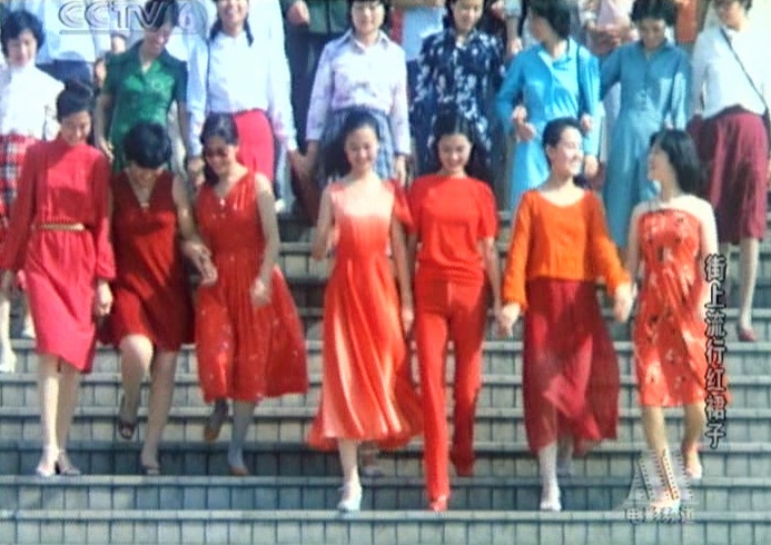 《街上流行红裙子》拍摄于上世纪八十年代, 第一次直接以时装为