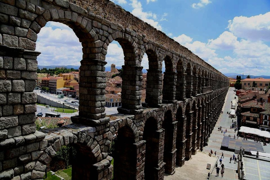 气势非凡的塞哥维亚古罗马引水桥