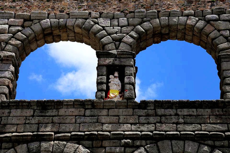 气势非凡的塞哥维亚古罗马引水桥