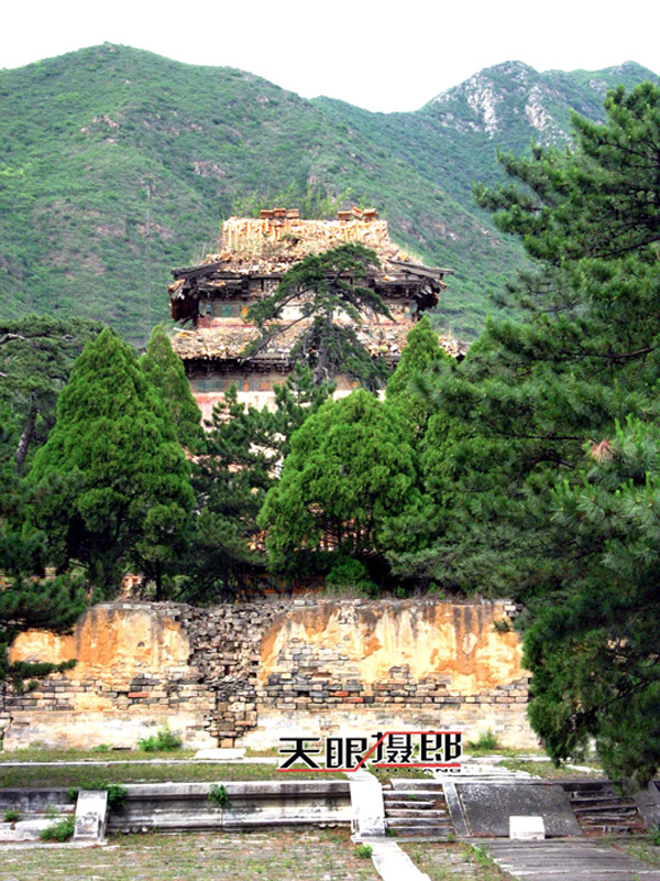 背景原料:明裕陵,位于天寿山西峰石门山南麓,是明晨第六位天子英宗