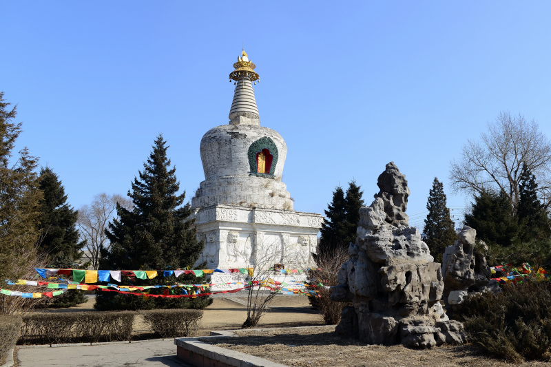 历史上, 东塔所在的寺庙叫永光寺,主要供人们祭奠死去的亲友.