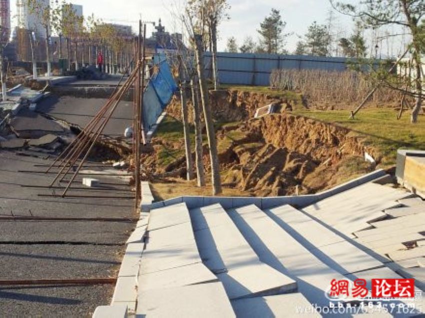 大连东港地陷图片