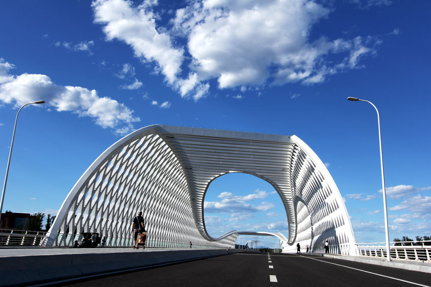 蓝天下北京昌平未来科技城网络大桥