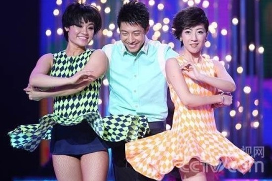 撒贝宁跳舞摸亲<em>妹妹胸部</em>惹热议(组图) _生活