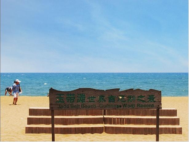 南京康辉旅行社介绍南京到海南旅游攻略: 1、三亚是一个被大自然宠坏的孩子!大自然把最宜人的气候、最清新的空气、最和煦的阳光、最湛蓝的海水、最柔和的沙滩、最风情万种的少数民族、最美味的海鲜都赐予了这座海南岛最南端的海滨旅游城市。三亚归来不看海,除却亚龙不是湾的美誉更是吸引了众多国内外游客!三亚的天空很蓝、阳光很灿烂,也很猛烈,你骄嫩的肌肤,SPF50以上防晒霜是必须配备的,晒后镇定修护露、保湿喷雾、美白面膜等都可以带上。洗发液、护发素也是必备的,海水很伤头发,酒店提供的洗护用品比较劣质。