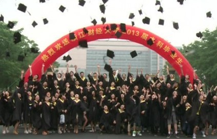 学士帽砸伤安徽女 试验证明:高空抛落可「插」