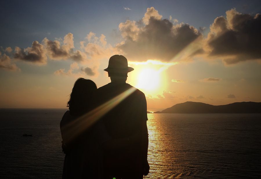 最浪漫的，就是与爱人携手去海上看夕阳