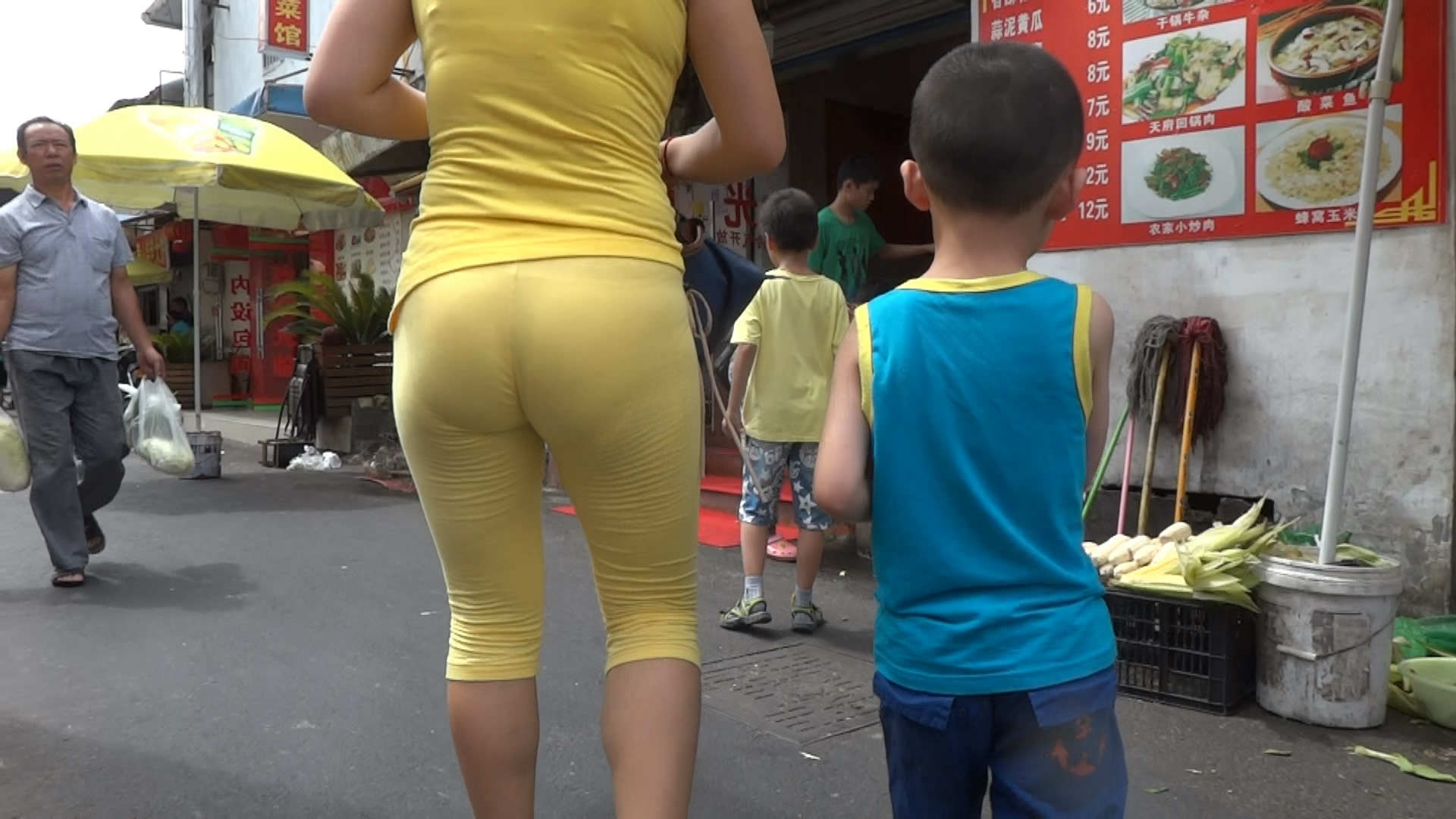 领着孩子的极品<em>丰臀</em>少妇[MP4/256MB/CT][中九