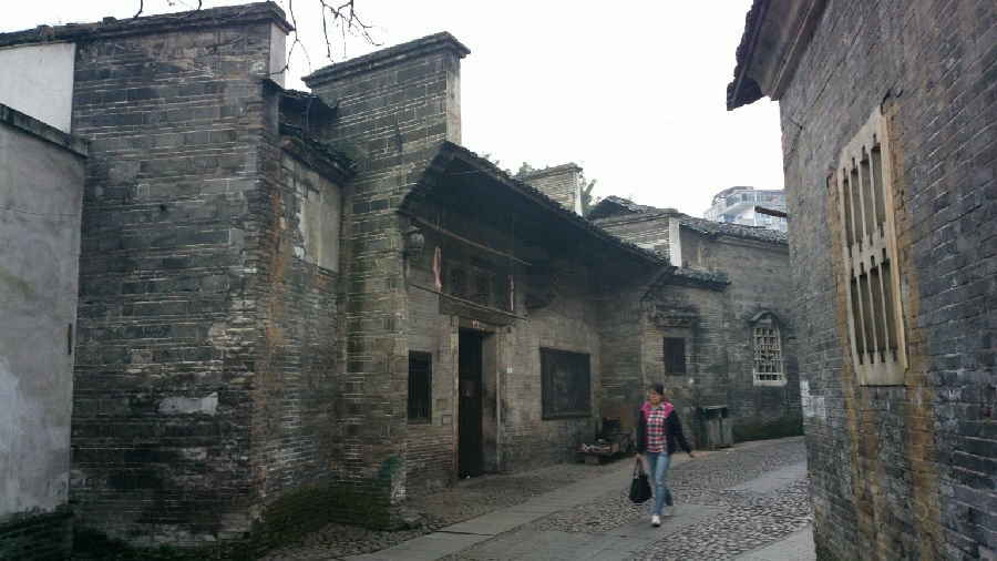 和一位老大妈聊天,她说这老房子住着不方便,但政府不会拆迁,大部分