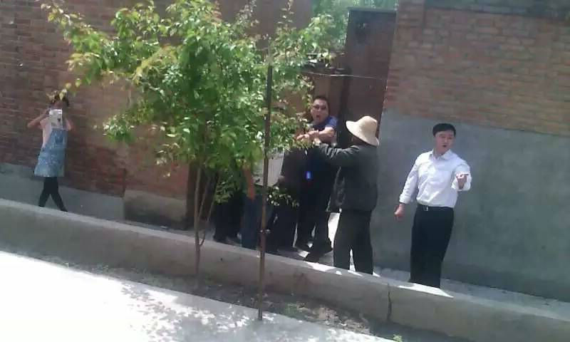 省定兴县究室村一个退休的支书和在任的干部欺