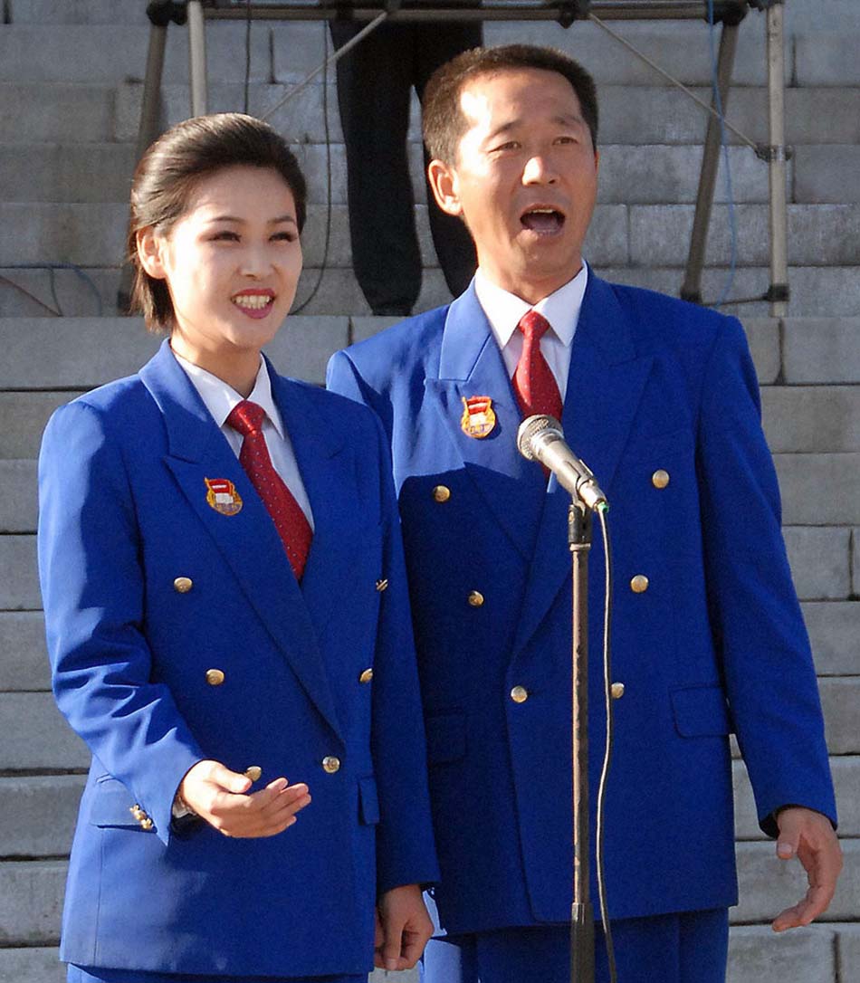 朝鲜的歌手明星在演出时只可以穿军装.亮色就是她们的时尚元素.