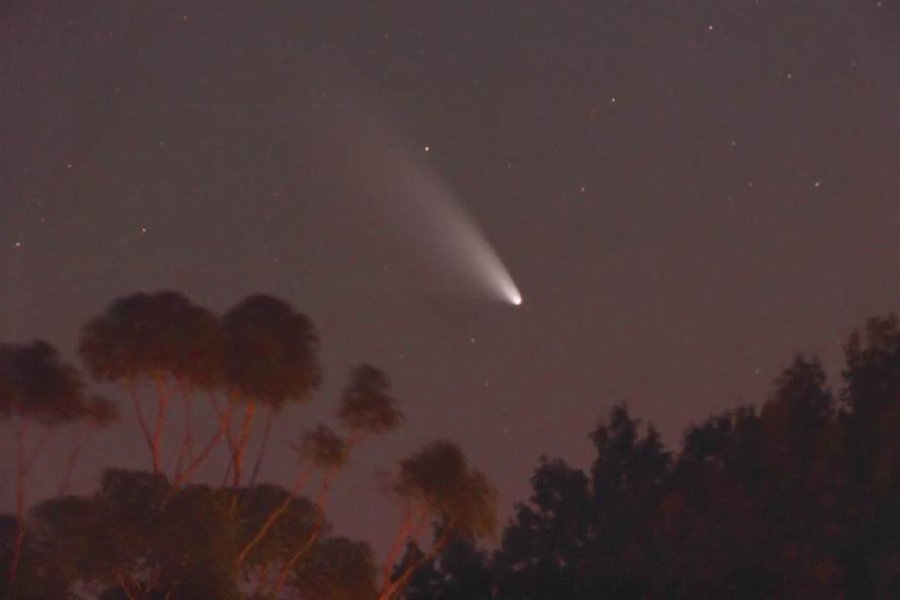 著名彗星掠过地球的画面