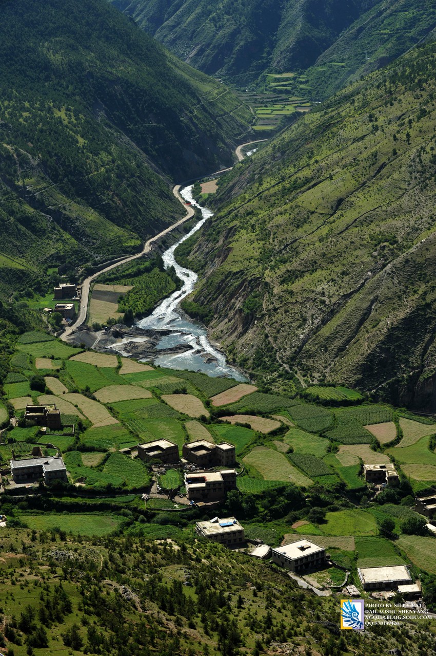 【图5:离开乡城去往稻城的山路上,长镜头高山俯拍】