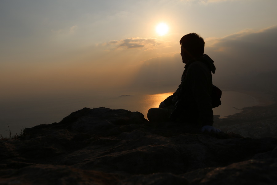 登山望海看落日